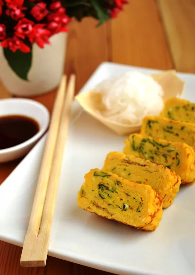 Японский омлет Тамагояки - острый, слоеный с салатом из белой редьки