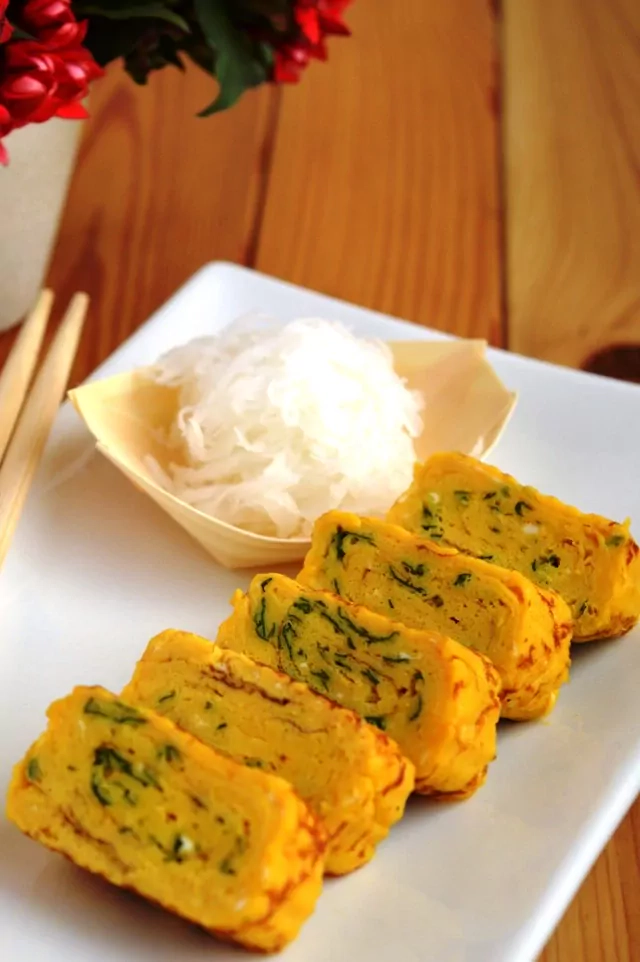 Японский омлет Тамагояки - острый, слоеный с салатом из белой редьки