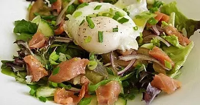 Salotos su lašiša ir be lukšto virtu kiaušiniu