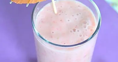Braškių, bananų ir ananasų kokteilis
