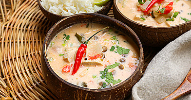 Том кха гай (Tom kha gai) - тайский суп с курицей и овощами.