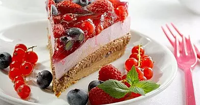 Jogurtinis tortas su šokoladu ir šviežiomis uogomis