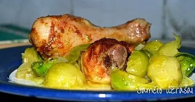 Vištiena, troškinta su briuseliniais kopūstais